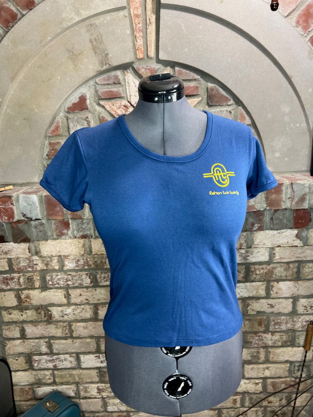 T-shirt scoop neck fashion two twenty makeup blue yellow